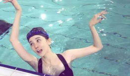 美女游泳视频,美女畅游碧波之中